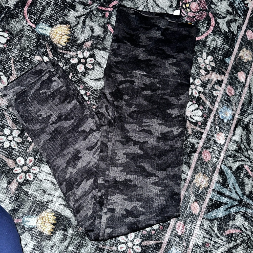 SPANX Gray Camouflage Leggings